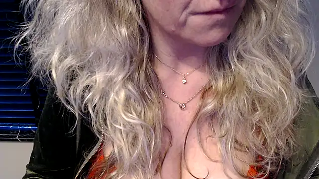 Snapshot of JenniLowen chatting on 03/03/25, 02:26 JenniLowen online show from 03/03/25, 02:26