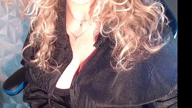 Snapshot of JenniLowen chatting on 03/13/25, 02:01 JenniLowen online show from 03/13/25, 02:01