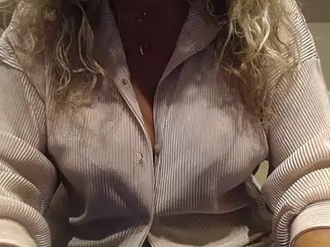 Snapshot of JenniLowen chatting on 09/16/25, 06:14 JenniLowen online show from 09/16/25, 06:14