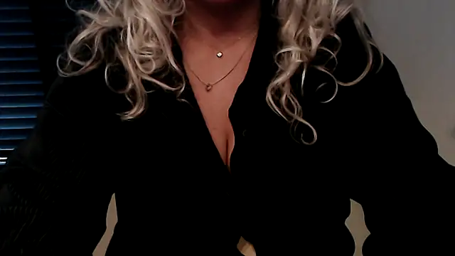 Snapshot of JenniLowen chatting on 10/12/25, 12:04 JenniLowen online show from 10/12/25, 12:04