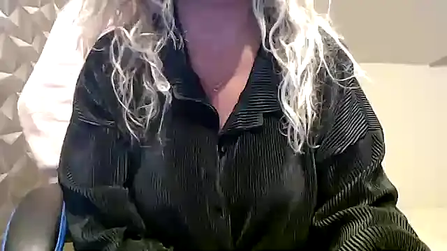 Snapshot of JenniLowen chatting on 10/23/25, 09:08 JenniLowen online show from 10/23/25, 09:08