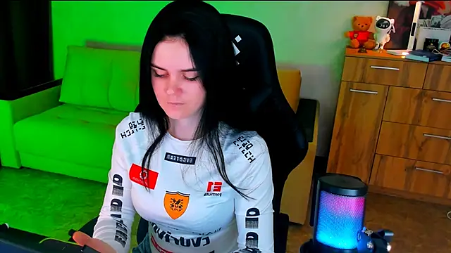 Lora Cain online show from 02/12/25, 03:05