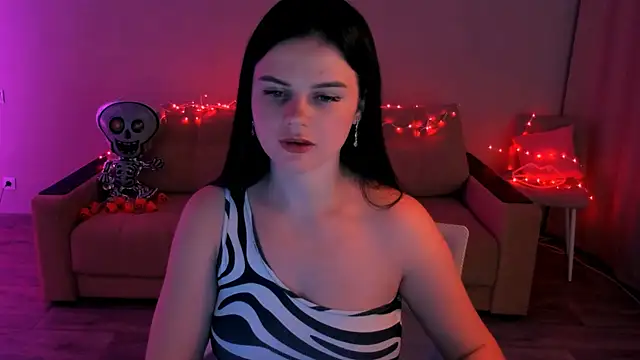 Lora Cain online show from 11/05/25, 03:39