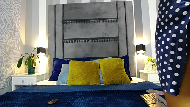 Julianewell online show from 01/27/25, 12:26