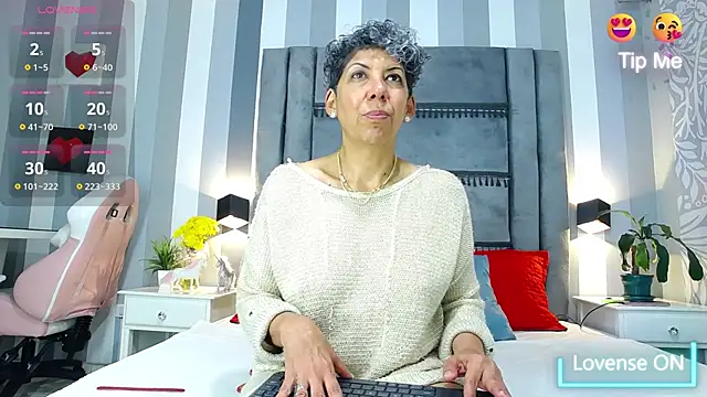 Julianewell online show from 03/13/25, 12:46