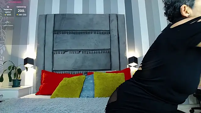 Julianewell online show from 10/10/25, 12:37