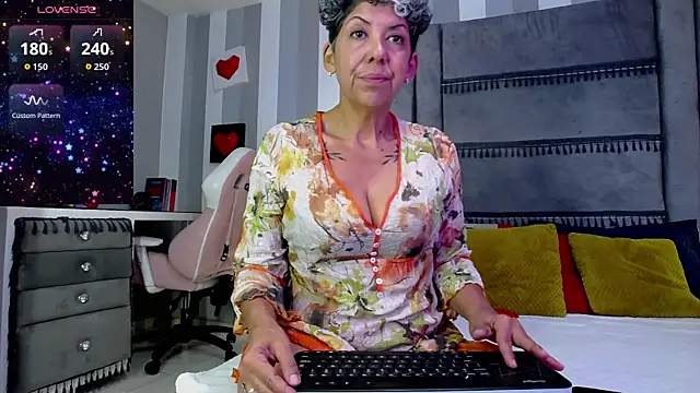Julianewell online show from 06/29/26, 12:27