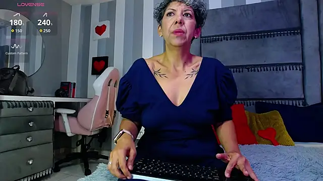 Julianewell online show from 07/25/26, 12:03