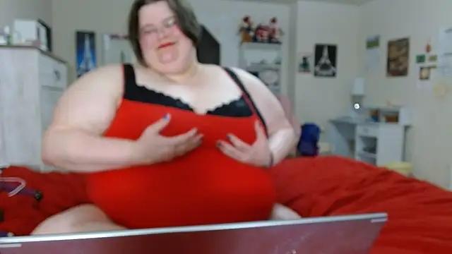 Snapshot of ChristineLusst chatting on 03/05/25, 11:06 ChristineLusst online show from 03/05/25, 11:06