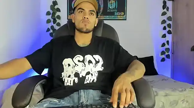 Snapshot of mikee_scooth chatting on 02/24/25, 02:40 mikee scooth online show from 02/24/25, 02:40