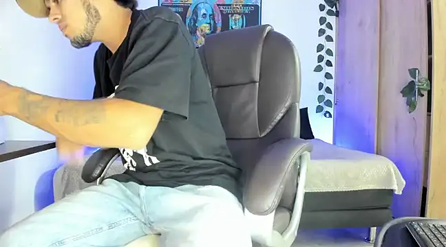 Snapshot of mikee_scooth chatting on 03/08/25, 03:39 mikee scooth online show from 03/08/25, 03:39