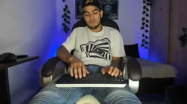 Snapshot of mikee_scooth chatting on 03/13/25, 03:44 mikee scooth online show from 03/13/25, 03:44