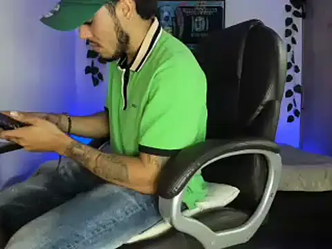 Snapshot of mikee_scooth chatting on 03/16/25, 03:25 mikee scooth online show from 03/16/25, 03:25