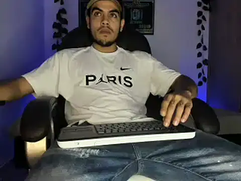 Snapshot of mikee_scooth chatting on 03/17/25, 12:52 mikee scooth online show from 03/17/25, 12:52