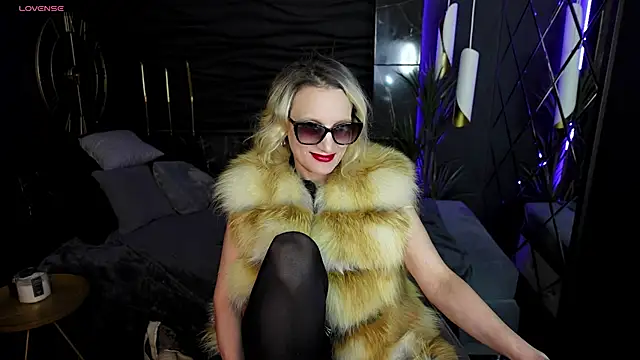 Queen Anna  online show from 12/14/24, 04:42