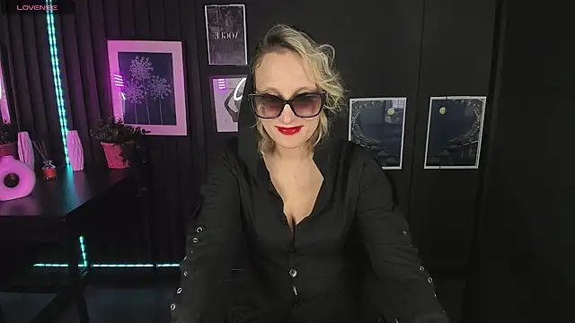 Queen Anna  online show from 12/22/24, 04:48