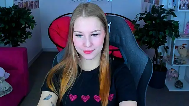 Snapshot of CuteMousee chatting on 12/21/24, 02:30 CuteMousee online show from 12/21/24, 02:30