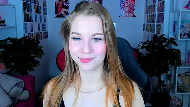 Snapshot of CuteMousee chatting on 12/22/24, 08:38 CuteMousee online show from 12/22/24, 08:38