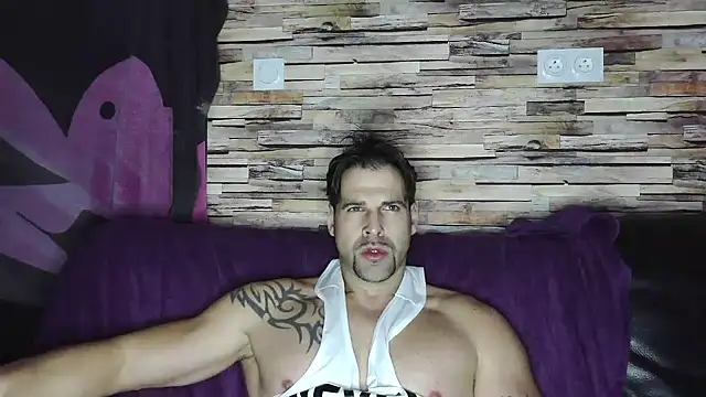 Snapshot of XxBigboybandxX chatting on 01/09/25, 04:17 XxBigboybandxX online show from 01/09/25, 04:17