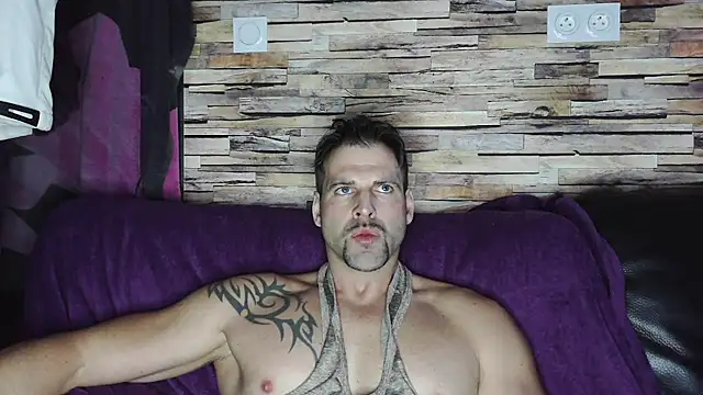 Snapshot of XxBigboybandxX chatting on 01/18/25, 04:42 XxBigboybandxX online show from 01/18/25, 04:42