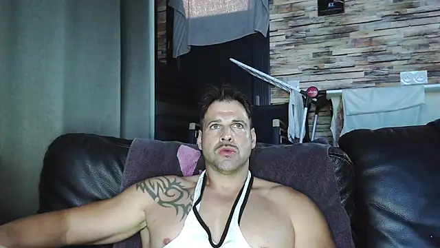 Snapshot of XxBigboybandxX chatting on 11/04/25, 04:17 XxBigboybandxX online show from 11/04/25, 04:17