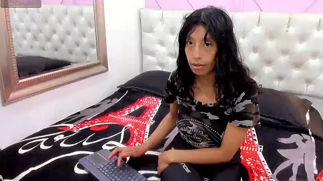 Snapshot of karolinee_66_ chatting on 04/28/26, 04:06 karolinee 66 online show from 04/28/26, 04:06