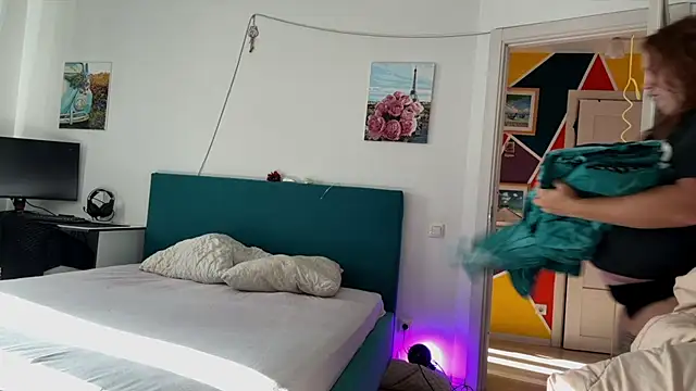 Snapshot of courteous_raspberrry chatting on 09/25/25, 12:42 courteous raspberrry online show from 09/25/25, 12:42