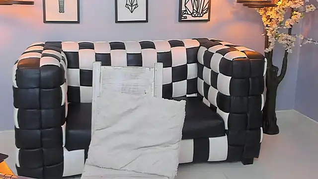 Snapshot of SARAFOXX_ chatting on 12/06/24, 12:23 SARAFOXX online show from 12/06/24, 12:23