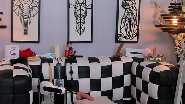 Snapshot of SARAFOXX_ chatting on 12/19/24, 05:50 SARAFOXX online show from 12/19/24, 05:50