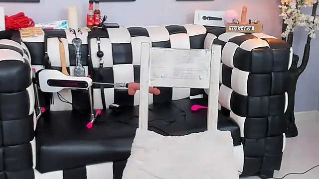 Snapshot of SARAFOXX_ chatting on 12/19/24, 08:55 SARAFOXX online show from 12/19/24, 08:55