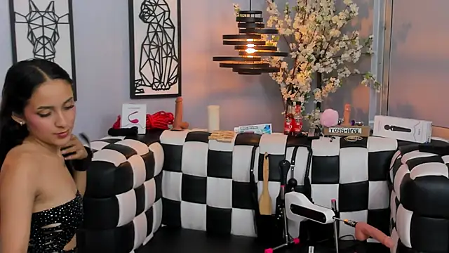 Snapshot of SARAFOXX_ chatting on 12/21/24, 02:47 SARAFOXX online show from 12/21/24, 02:47