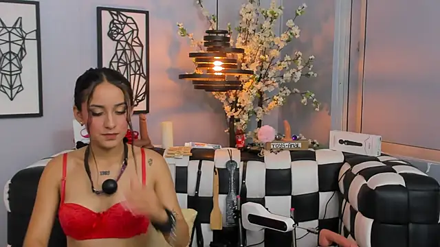 Snapshot of SARAFOXX_ chatting on 12/22/24, 02:49 SARAFOXX online show from 12/22/24, 02:49