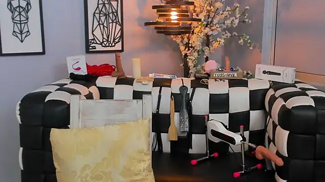 Snapshot of SARAFOXX_ chatting on 12/22/24, 05:53 SARAFOXX online show from 12/22/24, 05:53