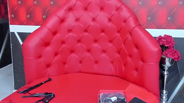 Snapshot of SARAFOXX_ chatting on 02/07/25, 12:06 SARAFOXX online show from 02/07/25, 12:06