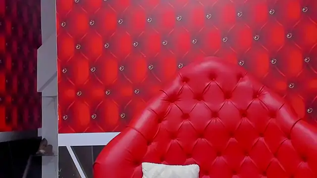 Snapshot of SARAFOXX_ chatting on 02/15/25, 11:50 SARAFOXX online show from 02/15/25, 11:50