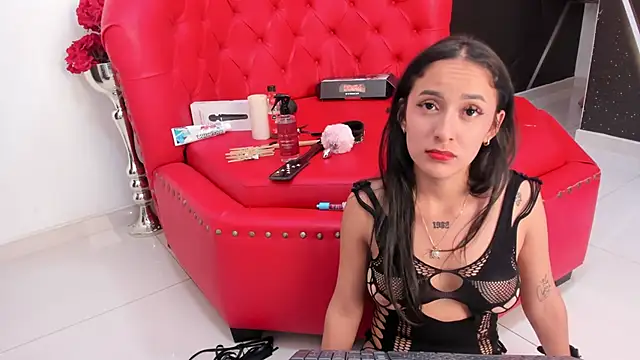 Snapshot of SARAFOXX_ chatting on 02/20/25, 05:51 SARAFOXX online show from 02/20/25, 05:51