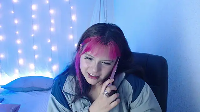 Snapshot of mixie_cute chatting on 12/12/24, 10:52 mixie cute online show from 12/12/24, 10:52