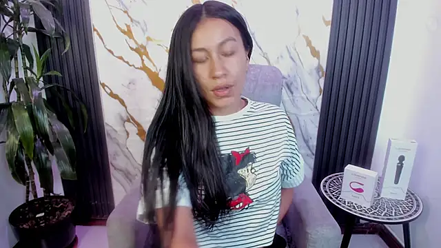 Snapshot of EmiGomez_ chatting on 05/27/26, 01:41 EmiGomez online show from 05/27/26, 01:41