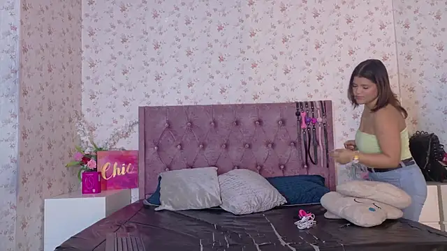 Snapshot of AvrillThomas chatting on 01/13/26, 07:08 AvrillThomas online show from 01/13/26, 07:08