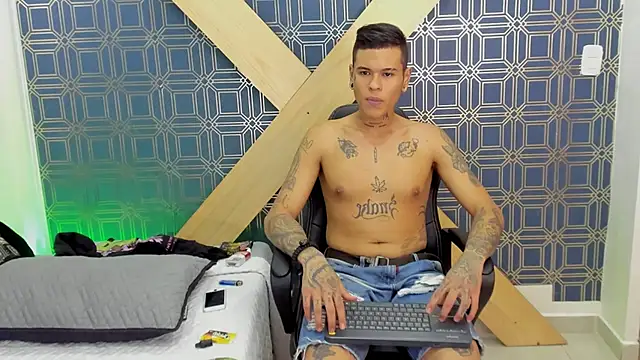Snapshot of jamesinked_ chatting on 12/31/24, 04:35 jamesinked  online show from 12/31/24, 04:35