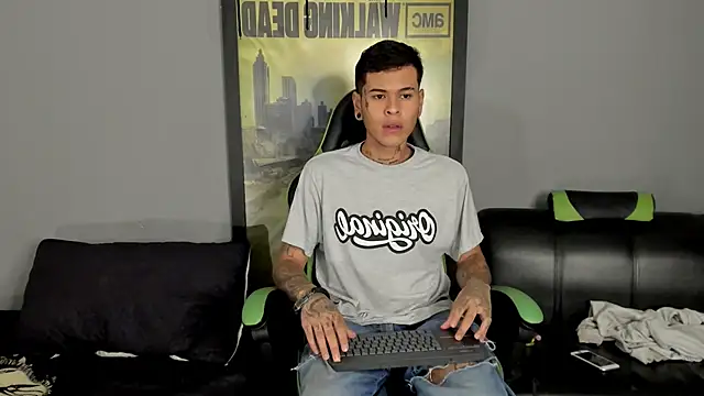 Snapshot of jamesinked_ chatting on 03/21/25, 04:18 jamesinked  online show from 03/21/25, 04:18