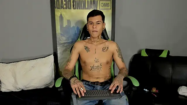 Snapshot of jamesinked_ chatting on 03/22/25, 01:32 jamesinked  online show from 03/22/25, 01:32