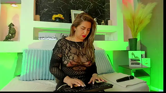 Snapshot of Cinthya_mjs chatting on 01/15/26, 01:37 Cinthya mjs online show from 01/15/26, 01:37