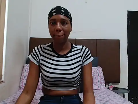 Snapshot of Sweet_nicole98 chatting on 05/17/26, 12:01 Sweet nicole98 online show from 05/17/26, 12:01