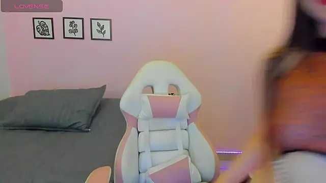 Snapshot of sophie_pazz chatting on 06/19/26, 10:13 sophie pazz online show from 06/19/26, 10:13
