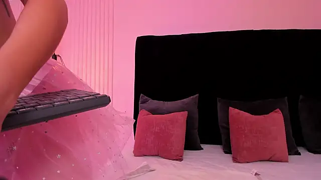 Snapshot of shaina_vasquez chatting on 11/08/25, 05:40 shaina vasquez online show from 11/08/25, 05:40