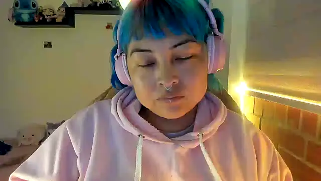 Shaddycute  online show from 12/22/25, 01:02