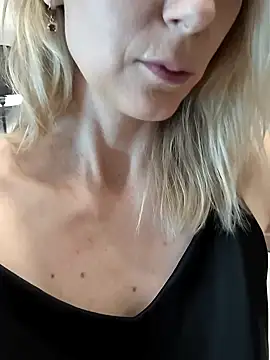 Snapshot of AvelinaLeoni chatting on 10/23/25, 08:35 AvelinaLeoni online show from 10/23/25, 08:35