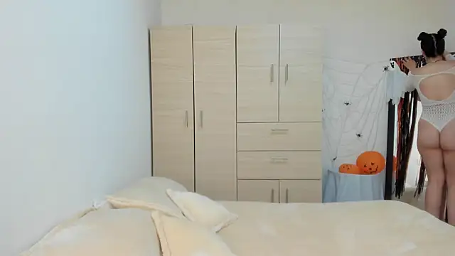 Elle Lee  online show from 10/16/25, 02:29