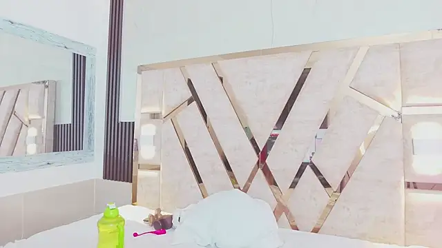 Snapshot of molly_sweetee chatting on 10/18/25, 01:52 molly sweetee online show from 10/18/25, 01:52